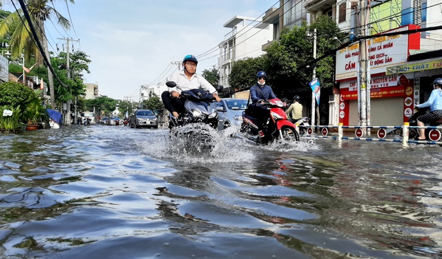 The road was flooded for half a day after the rain in Saigon - 1