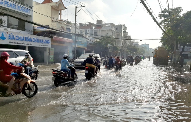 The road was flooded for half a day after the rain in Saigon - 2