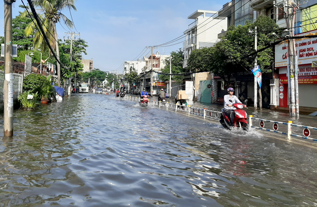 The road was flooded for half a day after the rain in Saigon - 3