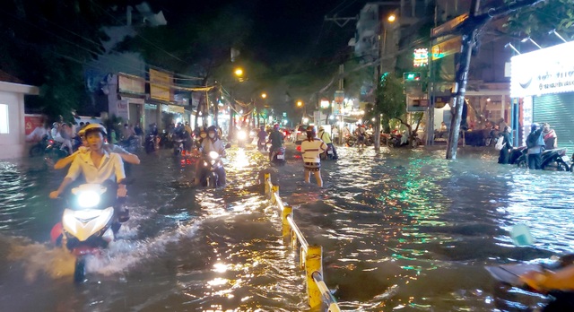 The road was flooded for half a day after the rain in Saigon - 4