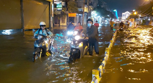 The road was flooded for half a day after the rain in Saigon - 6