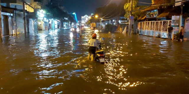 The road was flooded for half a day after the rain in Saigon - 7