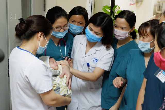 Thai nhi hồi sinh sau khi bị phá bỏ ở tuần 31 xuất viện về tổ ấm mới - 6