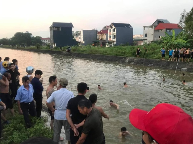 Vụ 3 ông cháu tử vong dưới kênh: Tìm thấy thi thể người ông - 1 Vụ 3 ông cháu tử vong dưới kênh: Tìm thấy thi thể người ông - 1