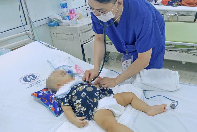 Trượt chân ngã cầu thang, bé trai 11 tháng tuổi bị kéo đâm trúng đầu - 2 Trượt chân ngã cầu thang, bé trai 11 tháng tuổi bị kéo đâm trúng đầu - 2