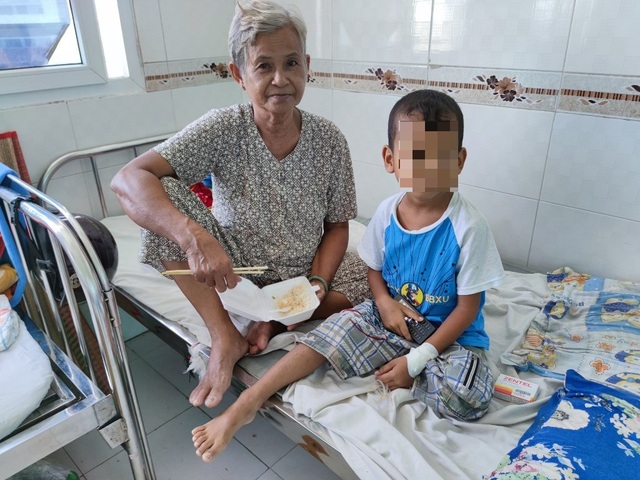Nhiều bệnh nhi bị sốt, nôn ói, đau đầu dữ dội do nhiễm sán chó - 2 Nhiều bệnh nhi bị sốt, nôn ói, đau đầu dữ dội do nhiễm sán chó - 2