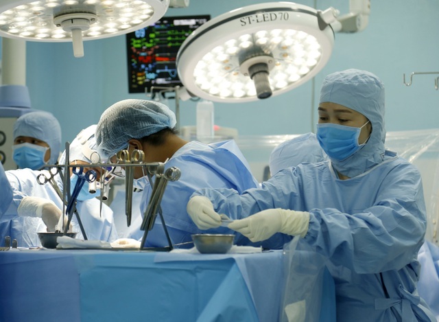 Phẫu thuật bắc cầu mạch vành “sống” trên bệnh nhân ung thư - 4 Phẫu thuật bắc cầu mạch vành “sống” trên bệnh nhân ung thư - 4