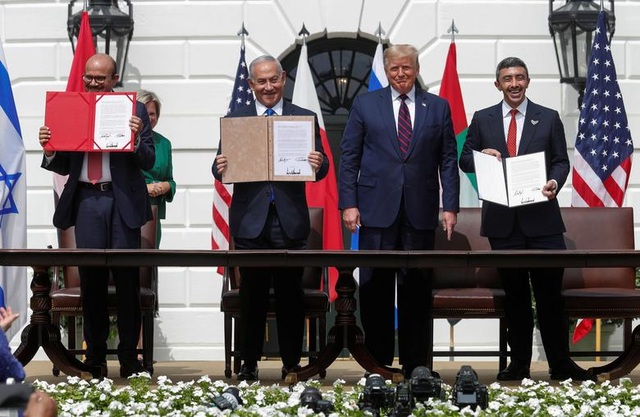 Ký thỏa thuận Israel-UAE-Bahrain: Việc ký kết thỏa thuận giữa Israel, UAE và Bahrain tạo ra một đàm phán hòa bình tuyệt vời ở khu vực Trung Đông, mở ra một cánh cửa hợp tác và quan hệ tốt đẹp giữa các nước khác. Đồng thời, thỏa thuận này cũng góp phần vào sự ổn định của khu vực.