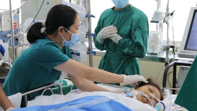Xuyên đêm phẫu thuật cứu bệnh nhân bị xe lu cán qua người - 1 Xuyên đêm phẫu thuật cứu bệnh nhân bị xe lu cán qua người - 1