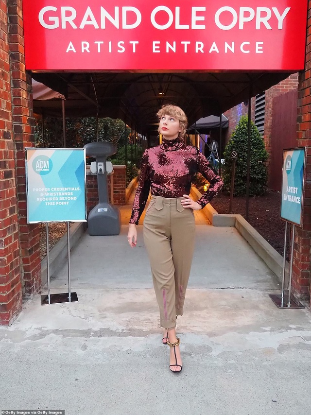 Taylor Swift bị chê mặc tẻ nhạt khi dự sự kiện - 4 Taylor Swift bị chê mặc tẻ nhạt khi dự sự kiện - 4