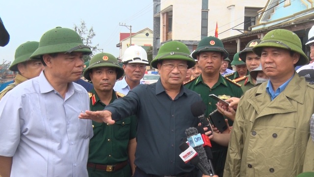 Phó Thủ tướng thị sát, kiểm tra công tác phòng chống ở vùng tâm bão - 3 Phó Thủ tướng thị sát, kiểm tra công tác phòng chống ở vùng tâm bão - 3