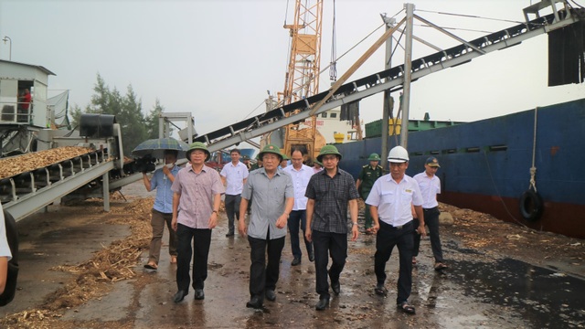 Phó Thủ tướng thị sát, kiểm tra công tác phòng chống ở vùng tâm bão - 17 Phó Thủ tướng thị sát, kiểm tra công tác phòng chống ở vùng tâm bão - 17