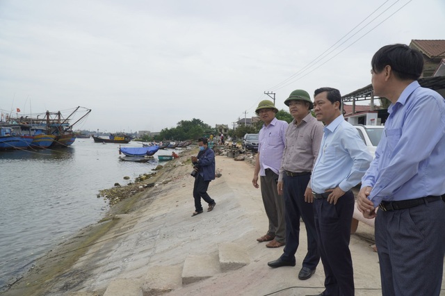 Nhiều tỉnh miền Trung “cấm biển”, cho học sinh nghỉ học tránh bão - 2 Nhiều tỉnh miền Trung “cấm biển”, cho học sinh nghỉ học tránh bão - 2