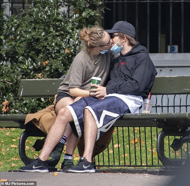 Ma cà rồng Robert Pattinson hôn bạn gái ngoài công viên - 1 Ma cà rồng Robert Pattinson hôn bạn gái ngoài công viên - 1