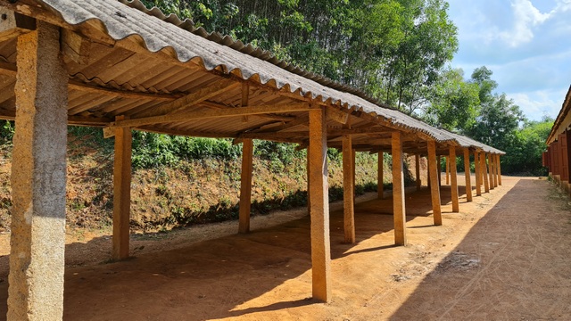 Trường sắp sập đe dọa đến tính mạng của hàng trăm học sinh, giáo viên - 31 Trường sắp sập đe dọa đến tính mạng của hàng trăm học sinh, giáo viên - 31