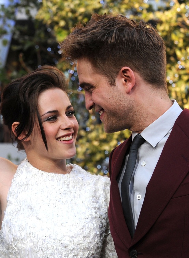 Ma cà rồng Robert Pattinson hôn bạn gái ngoài công viên - 7 Ma cà rồng Robert Pattinson hôn bạn gái ngoài công viên - 7