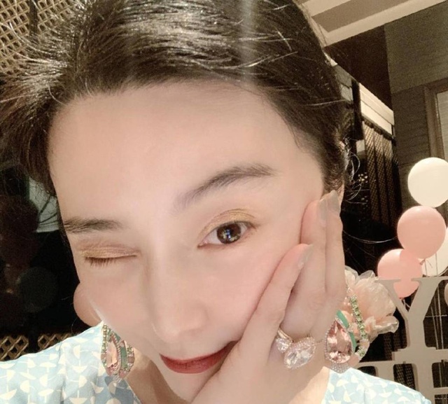 Phạm Băng Băng đeo nhẫn kim cương giá hơn 70 tỷ đồng - 1 Phạm Băng Băng đeo nhẫn kim cương giá hơn 70 tỷ đồng - 1