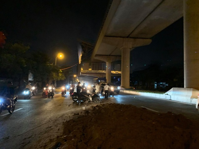 Hà Nội: Người đi xe máy ngã dúi dụi vì đống đất vương vãi trên đường - 2 Hà Nội: Người đi xe máy ngã dúi dụi vì đống đất vương vãi trên đường - 2
