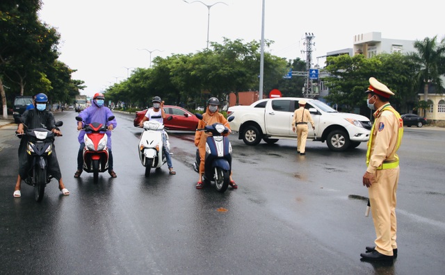 From 23:00 on the night of September 17, Da Nang controlled the private vehicles that circulated on the street - 2