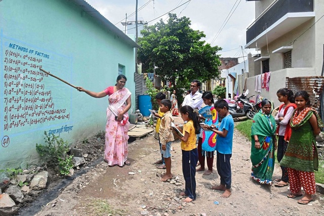 Ấn Độ: Những lớp học ngoài trời thời Covid-19 - 1 Ấn Độ: Những lớp học ngoài trời thời Covid-19 - 1