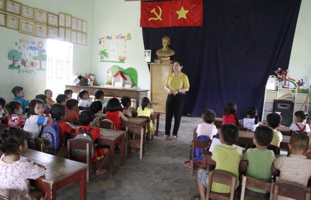 Thương hàng trăm em nhỏ lấm lem đi kiếm chữ trong hội trường thôn, buôn - 1 Thương hàng trăm em nhỏ lấm lem đi kiếm chữ trong hội trường thôn, buôn - 1