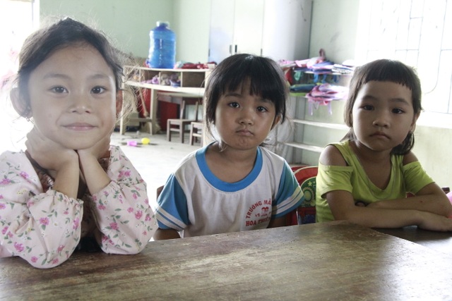 Thương hàng trăm em nhỏ lấm lem đi kiếm chữ trong hội trường thôn, buôn - 8 Thương hàng trăm em nhỏ lấm lem đi kiếm chữ trong hội trường thôn, buôn - 8