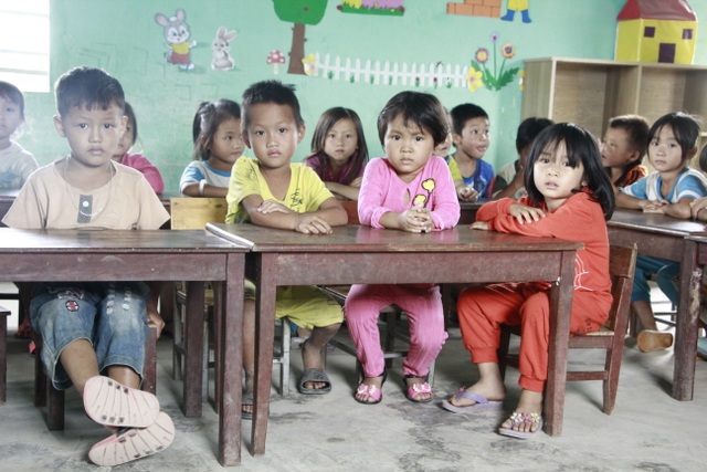 Thương hàng trăm em nhỏ lấm lem đi kiếm chữ trong hội trường thôn, buôn - 5 Thương hàng trăm em nhỏ lấm lem đi kiếm chữ trong hội trường thôn, buôn - 5