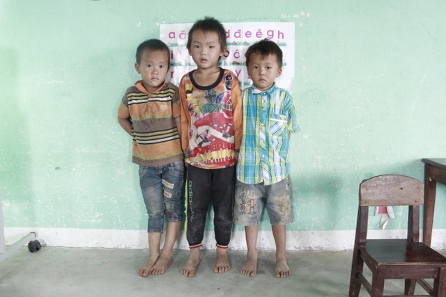 Thương hàng trăm em nhỏ lấm lem đi kiếm chữ trong hội trường thôn, buôn - 2 Thương hàng trăm em nhỏ lấm lem đi kiếm chữ trong hội trường thôn, buôn - 2