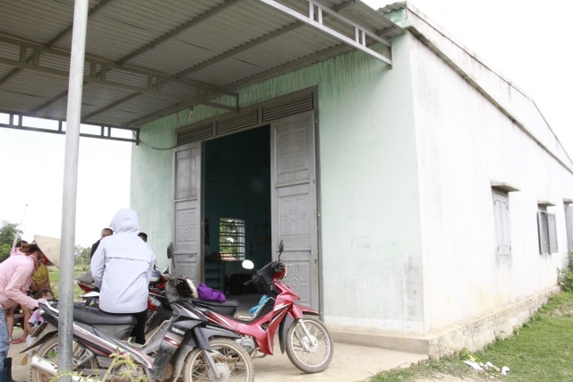 Thương hàng trăm em nhỏ lấm lem đi kiếm chữ trong hội trường thôn, buôn - 6 Thương hàng trăm em nhỏ lấm lem đi kiếm chữ trong hội trường thôn, buôn - 6