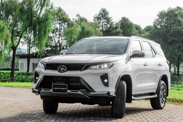 Ra mắt Toyota Fortuner 2021  Vua SUV 7 chỗ sửa thiết kế đáp trả Hyundai  Santa Fe
