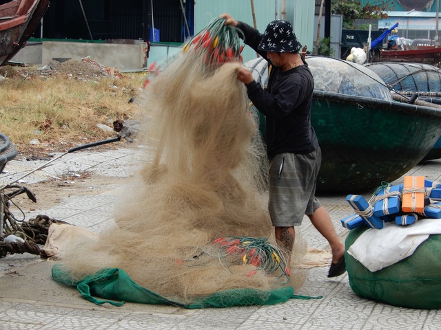 Ngư dân Đà Nẵng hối hả đưa tàu thuyền lên bờ tránh bão số 5 - 8