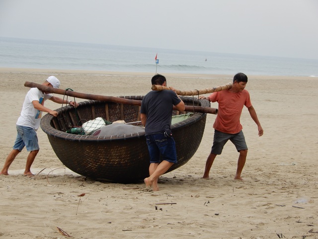 Ngư dân Đà Nẵng hối hả đưa tàu thuyền lên bờ tránh bão số 5 - 2