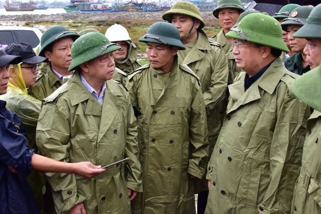 Phó Thủ tướng thị sát, kiểm tra công tác phòng chống ở vùng tâm bão - 2 Phó Thủ tướng thị sát, kiểm tra công tác phòng chống ở vùng tâm bão - 2