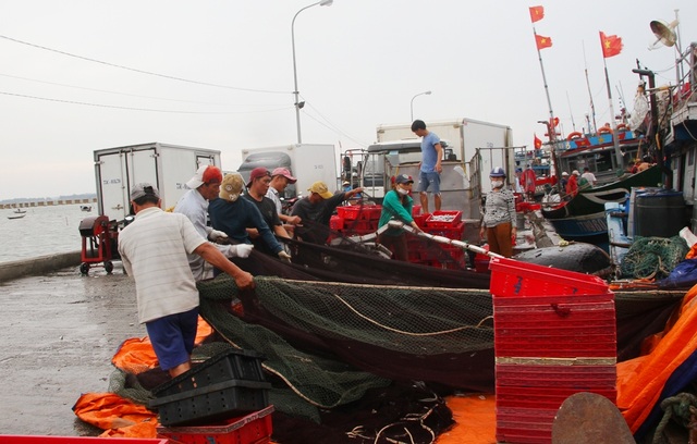 Phó Thủ tướng thị sát, kiểm tra công tác phòng chống ở vùng tâm bão - 5 Phó Thủ tướng thị sát, kiểm tra công tác phòng chống ở vùng tâm bão - 5