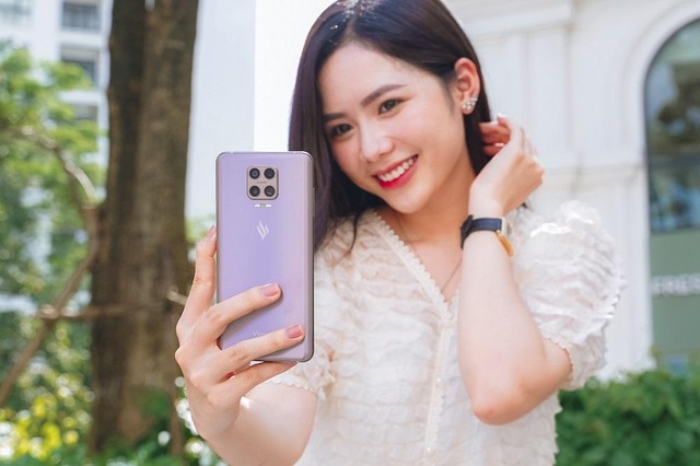 Smartphone Việt đầu tiên có camera ẩn dưới màn hình chính thức ra mắt - 1 Smartphone Việt đầu tiên có camera ẩn dưới màn hình chính thức ra mắt - 1