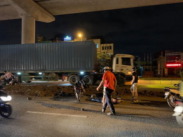 Hà Nội: Người đi xe máy ngã dúi dụi vì đống đất vương vãi trên đường - 1 Hà Nội: Người đi xe máy ngã dúi dụi vì đống đất vương vãi trên đường - 1