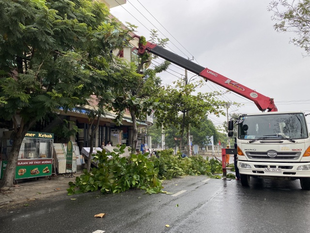 Ngư dân Đà Nẵng hối hả đưa tàu thuyền lên bờ tránh bão số 5 - 9