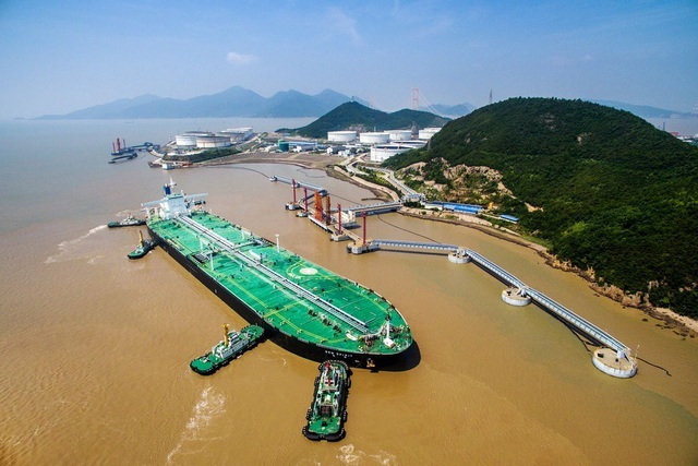 Trung Quốc đổ xô tích trữ, mua 50% dầu thô của Việt Nam - 1