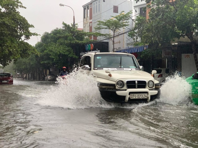 Hà Tĩnh mưa trắng trời, nhiều tuyến đường chìm trong biển nước - 8 Hà Tĩnh mưa trắng trời, nhiều tuyến đường chìm trong biển nước - 8