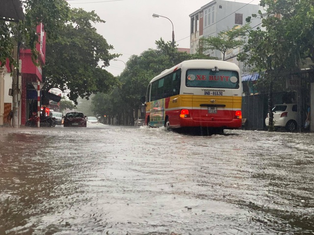 Hà Tĩnh mưa trắng trời, nhiều tuyến đường chìm trong biển nước - 9 Hà Tĩnh mưa trắng trời, nhiều tuyến đường chìm trong biển nước - 9