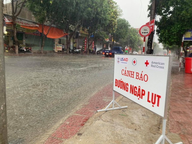 Hà Tĩnh mưa trắng trời, nhiều tuyến đường chìm trong biển nước - 21 Hà Tĩnh mưa trắng trời, nhiều tuyến đường chìm trong biển nước - 21