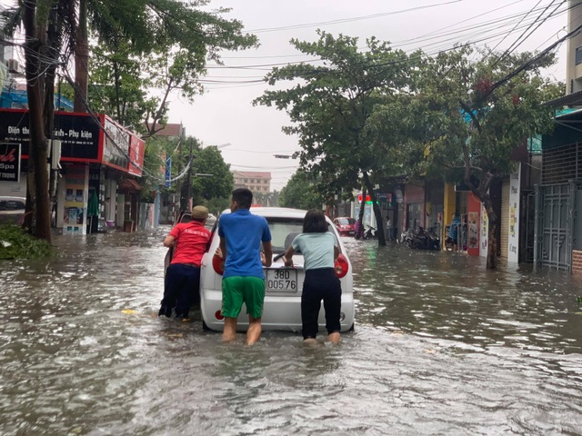 Hà Tĩnh mưa trắng trời, nhiều tuyến đường chìm trong biển nước - 17 Hà Tĩnh mưa trắng trời, nhiều tuyến đường chìm trong biển nước - 17