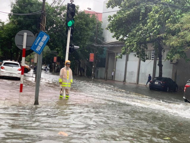 Hà Tĩnh mưa trắng trời, nhiều tuyến đường chìm trong biển nước - 22 Hà Tĩnh mưa trắng trời, nhiều tuyến đường chìm trong biển nước - 22