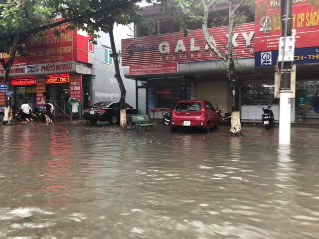 Hà Tĩnh mưa trắng trời, nhiều tuyến đường chìm trong biển nước - 15 Hà Tĩnh mưa trắng trời, nhiều tuyến đường chìm trong biển nước - 15
