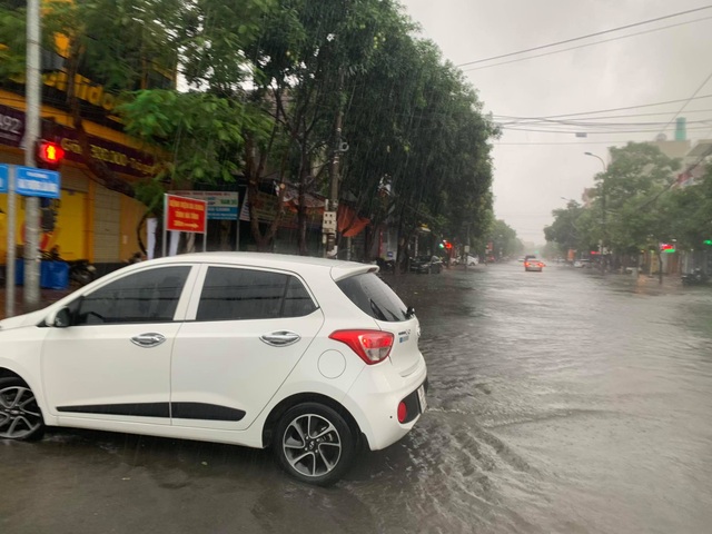 Hà Tĩnh mưa trắng trời, nhiều tuyến đường chìm trong biển nước - 20 Hà Tĩnh mưa trắng trời, nhiều tuyến đường chìm trong biển nước - 20