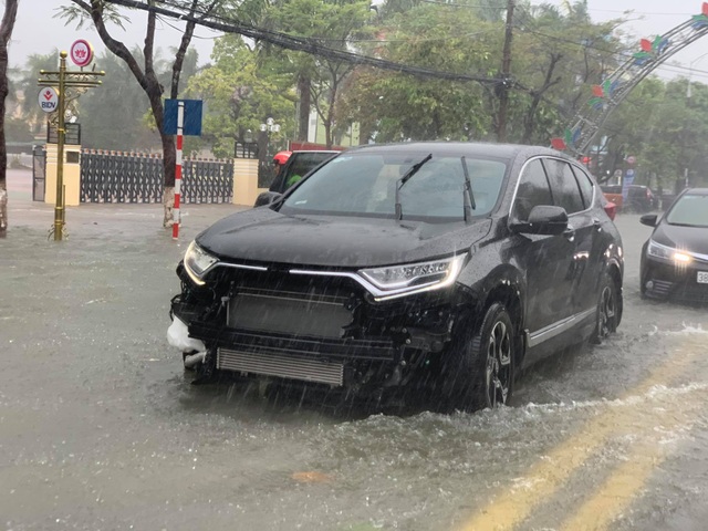 Hà Tĩnh mưa trắng trời, nhiều tuyến đường chìm trong biển nước - 19 Hà Tĩnh mưa trắng trời, nhiều tuyến đường chìm trong biển nước - 19