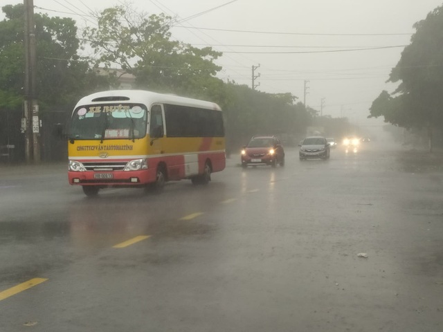Hà Tĩnh mưa trắng trời, nhiều tuyến đường chìm trong biển nước - 6 Hà Tĩnh mưa trắng trời, nhiều tuyến đường chìm trong biển nước - 6