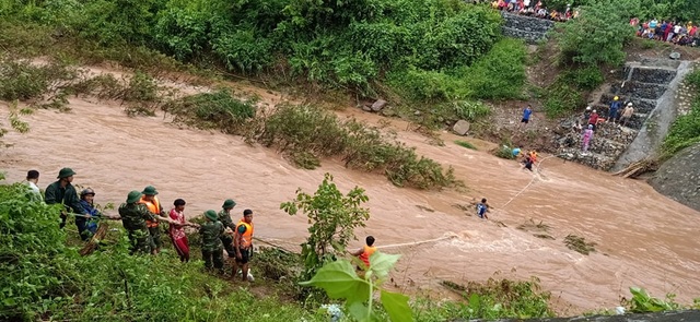 Hai vợ chồng bị nước lũ cuốn khi qua cầu tràn, vợ mất tích - 1 Hai vợ chồng bị nước lũ cuốn khi qua cầu tràn, vợ mất tích - 1