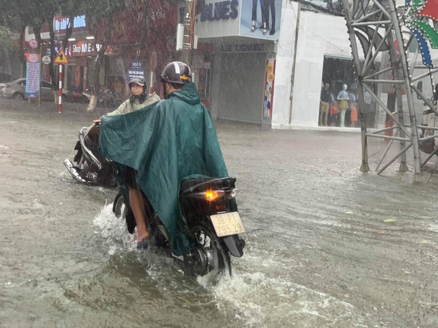 Hà Tĩnh mưa trắng trời, nhiều tuyến đường chìm trong biển nước - 1 Hà Tĩnh mưa trắng trời, nhiều tuyến đường chìm trong biển nước - 1