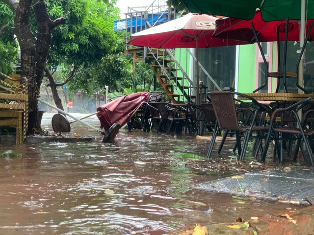 Hà Tĩnh mưa trắng trời, nhiều tuyến đường chìm trong biển nước - 14 Hà Tĩnh mưa trắng trời, nhiều tuyến đường chìm trong biển nước - 14